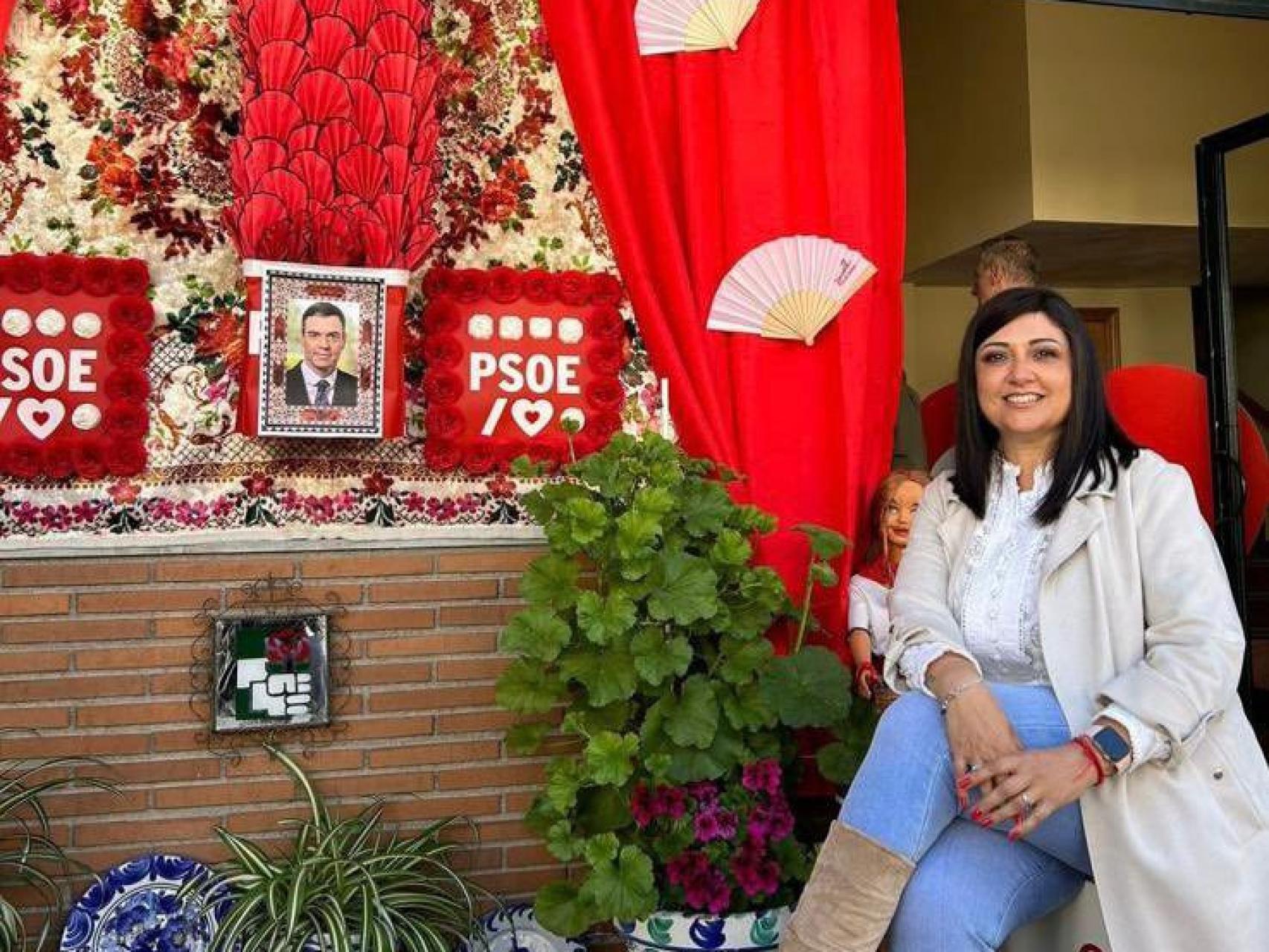 El rostro de Sánchez, en la Cruz de Mayo del PSOE en la localidad granadina de Armilla.