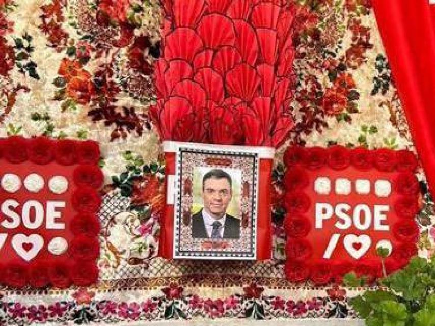 El rostro de Sánchez, en la Cruz de Mayo del PSOE en la localidad granadina de Armilla.