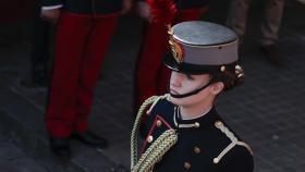 La princesa Leonor vestida con el traje de gala militar recibe un tierno gesto no protocolario de su madre la reina Letizia