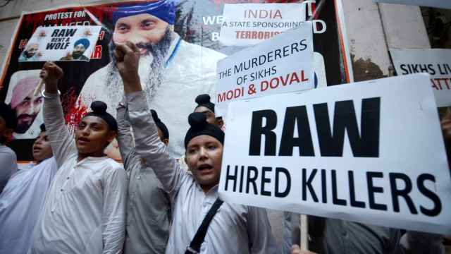 La minoría sikh paquistaní sostiene pancartas durante una protesta contra la India por el asesinato de Najjar en Canadá, en Lahore, Pakistán, el 20 de septiembre de 2023.