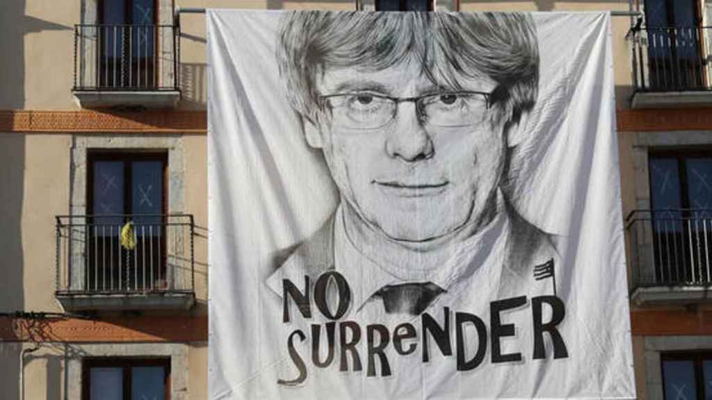 Una pancarta de Carles Puigdemont en la plaza de Amer, su pueblo.
