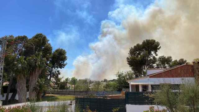 Vista del incendio que se ha declarado en Riba-roja. EP