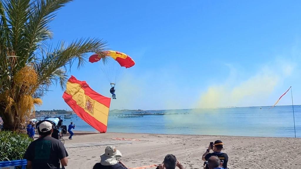 Un paracaidista de la PAPEA aterriza en Santiago de la Ribera en el Festival Aéreo de San Javier.