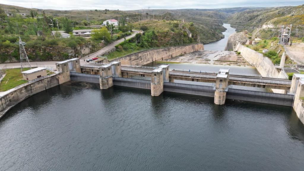 Corredores sobre la presa de Ricobayo