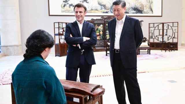 El presidente de China, Xi Jinping, con el presidente de Francia, Emmanuel Macron, el 5 de mayo de 2024.