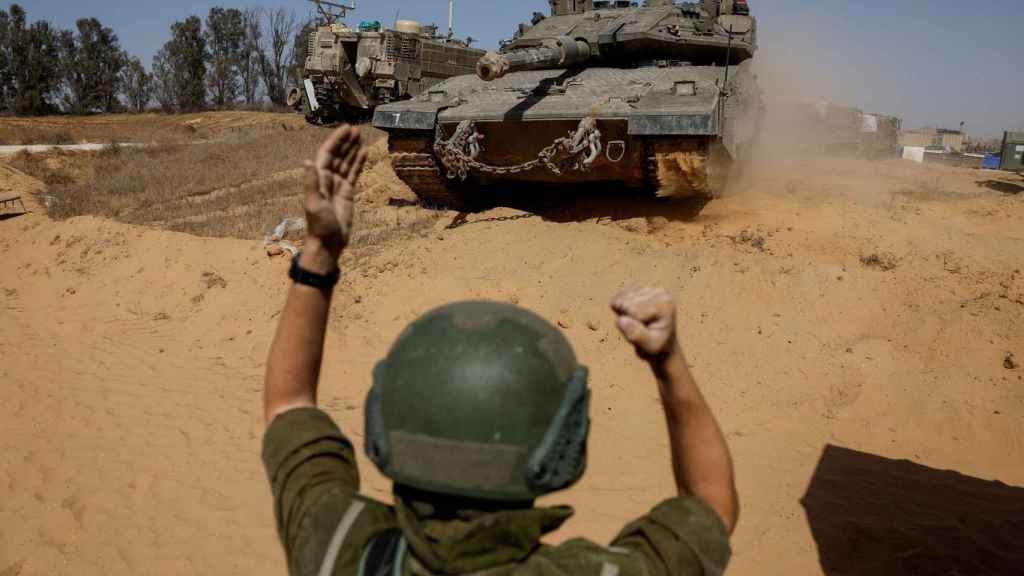 Un soldado israelí dirige un tanque cerca de la frontera entre Israel y Gaza.