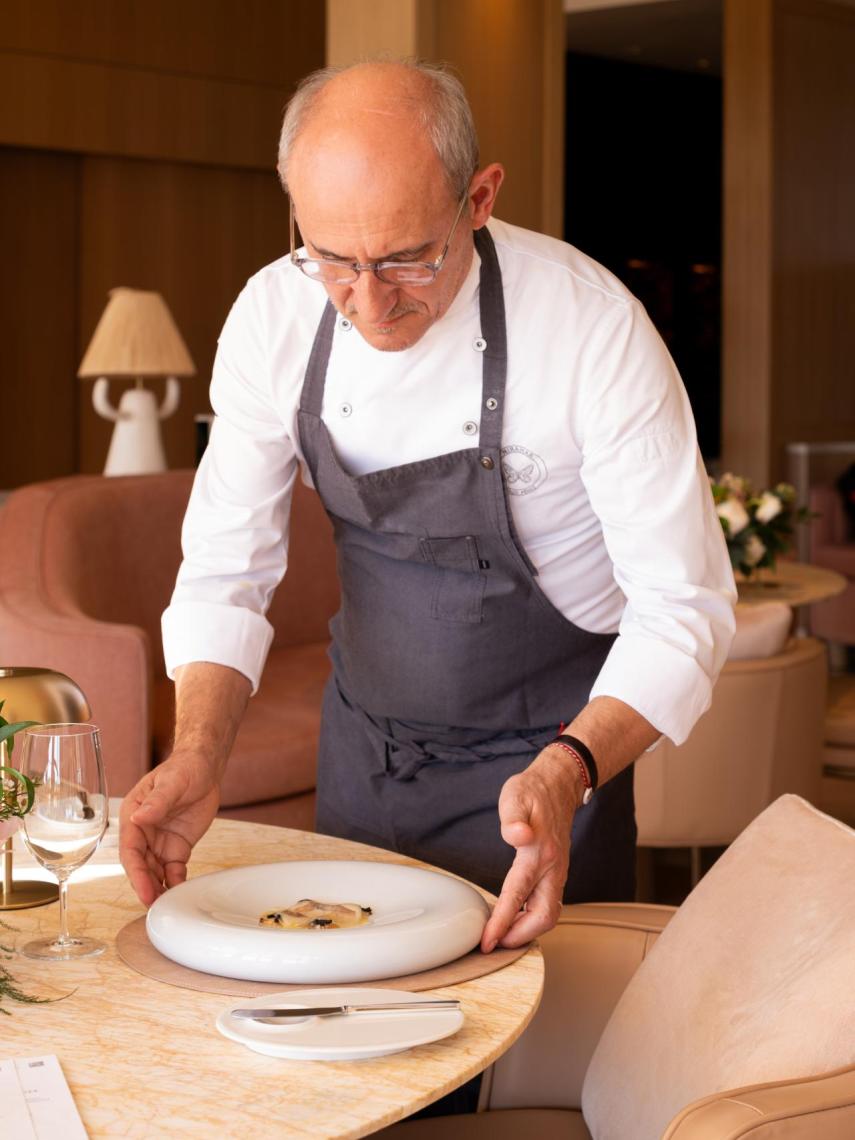 Paco Pérez preparando la cena a cuatro manos con Miguel Navarro en el St. Regis Mardavall.