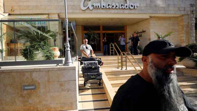 Un hombre maniobra equipo de medios después de una redada de la policía israelí en una oficina de facto de Al Jazeera en el Hotel Ambassador en Jerusalén.