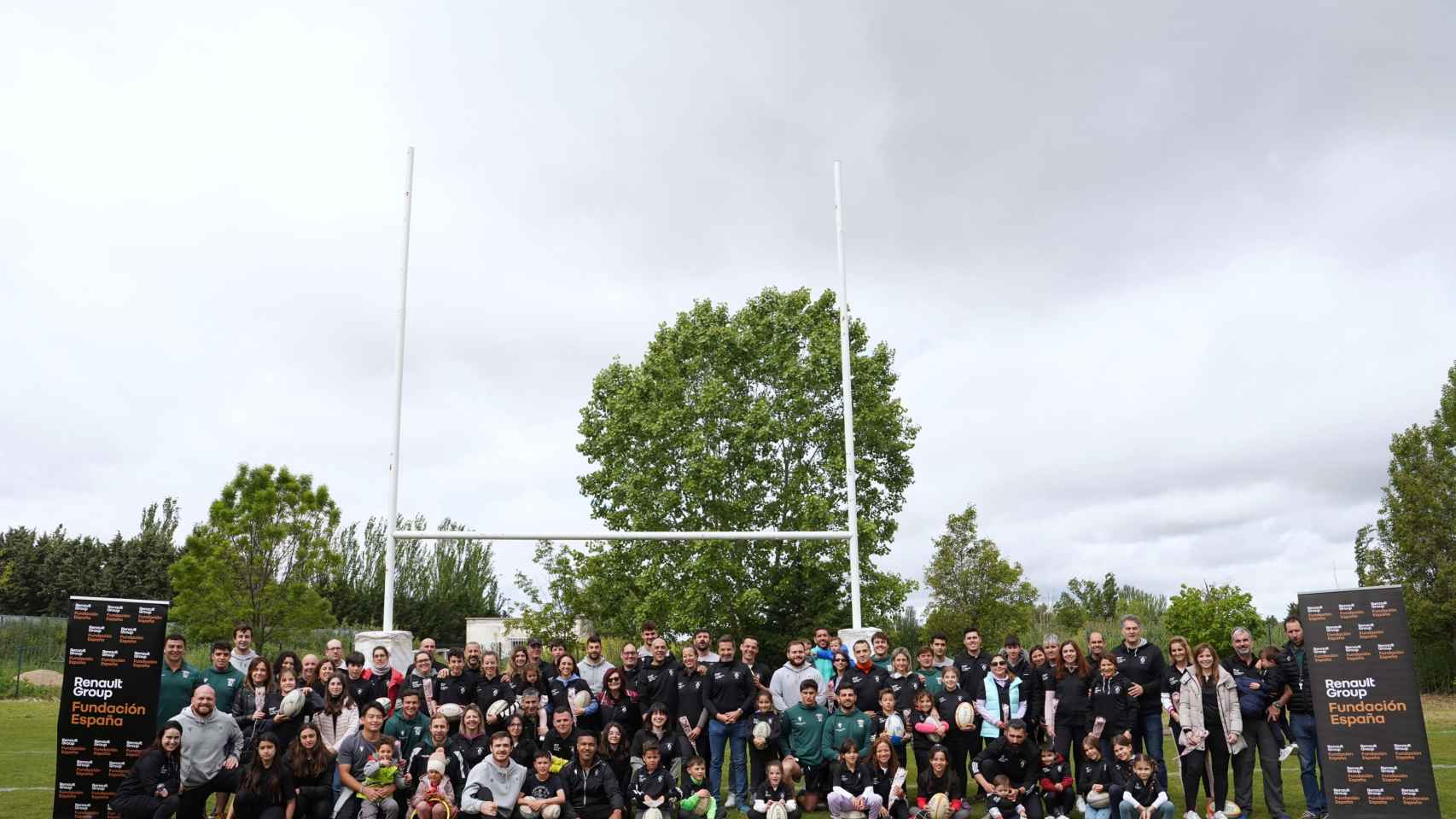 Foto de familia en la jornada de rugby inclusivo en los campos de Pepe Rojo, con la colaboración de la Fundación Renault Group