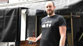 Justo Díez, propietario del Castivera junto a su pareja y heredero de los fundadores del Alarcón, posa junto a una ración de sus famosos torreznos