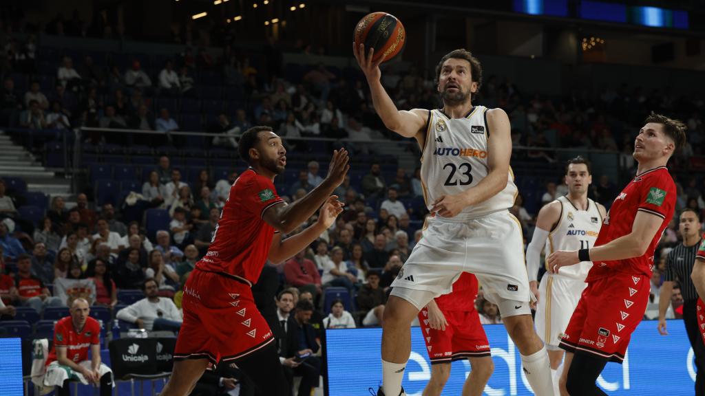 Sergio Llull realiza una entrada a canasta  frente a Covirán Granada.