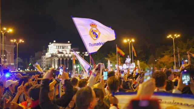 Los aficionados del Real Madrid celebran el título en Cibeles.