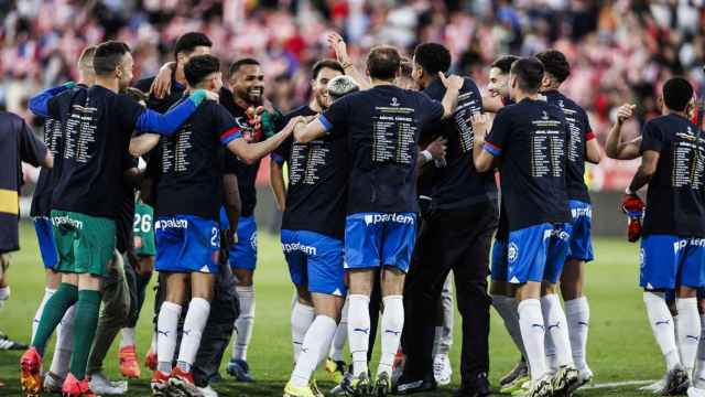 Los jugadores del Girona celebran la clasificación para la Champions tras la victoria de ayer.
