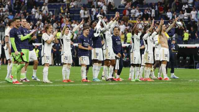 Los jugadores del Real Madrid celebran el triunfo ante el Cádiz.