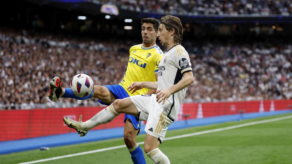 Modric realiza un toque frente al Cádiz.