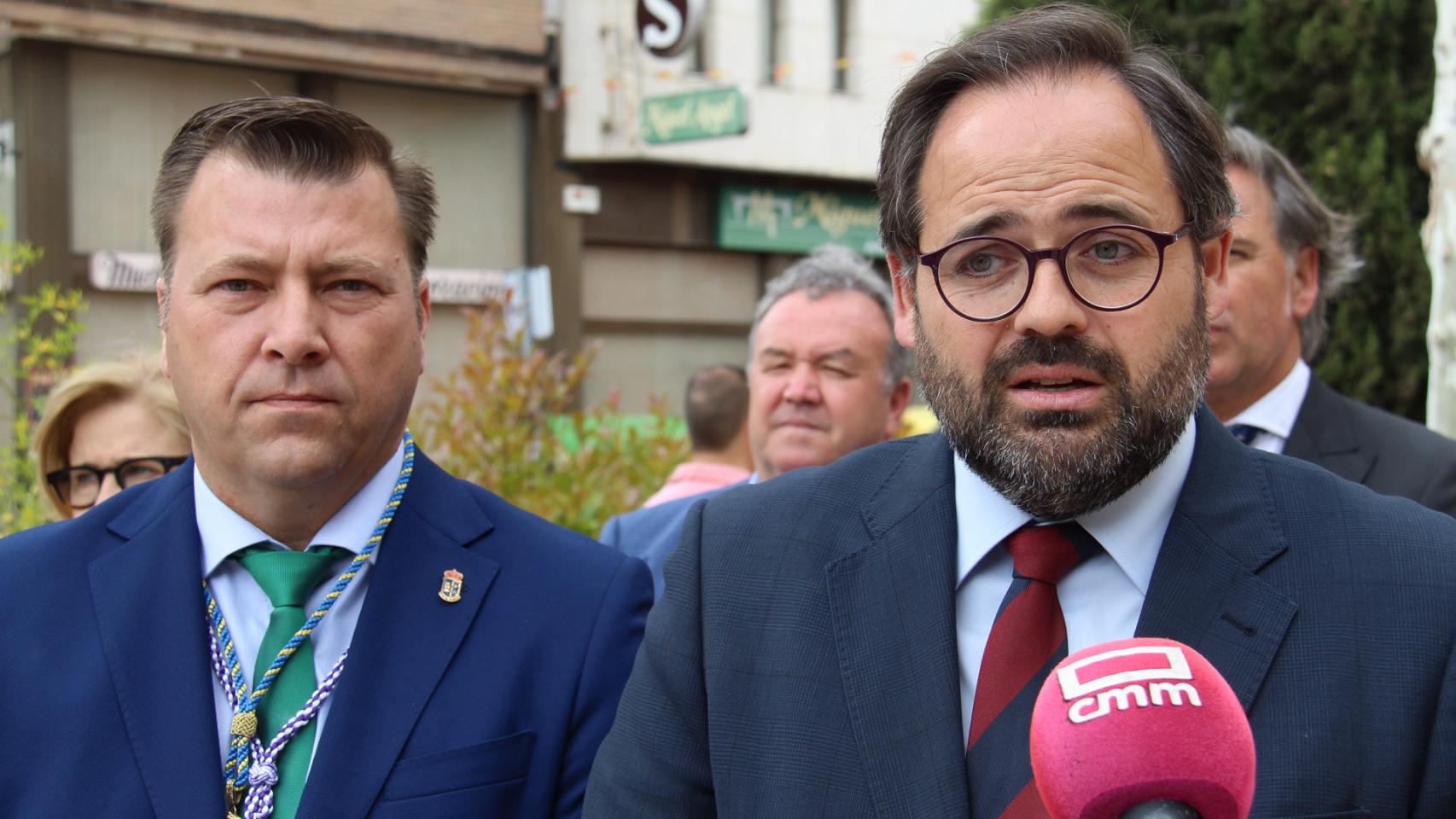 Paco Núñez asiste este domingo a las Fiestas de Santa Olalla (Toledo), junto al alcalde, Pedro Congosto