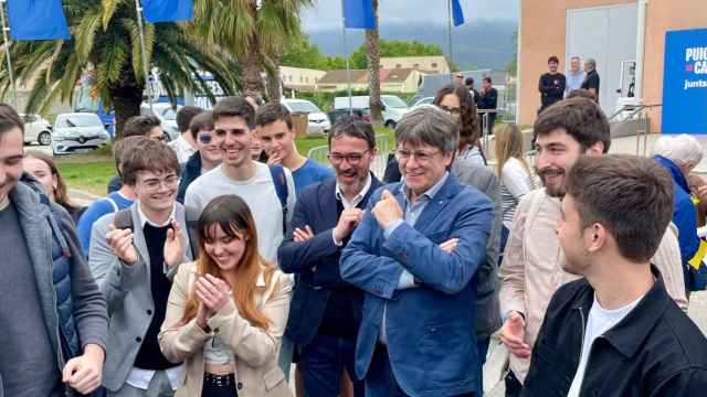 Carles Puigdemont, este domingo, antes de comenzar su acto de campaña con miembros de la Joventut Nacionalista de Catalunya (JNC).