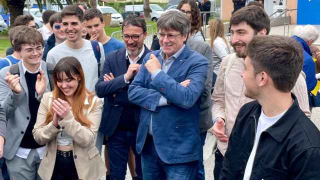Carles Puigdemont, este domingo, antes de comenzar su acto de campaña con miembros de la Joventut Nacionalista de Catalunya (JNC).