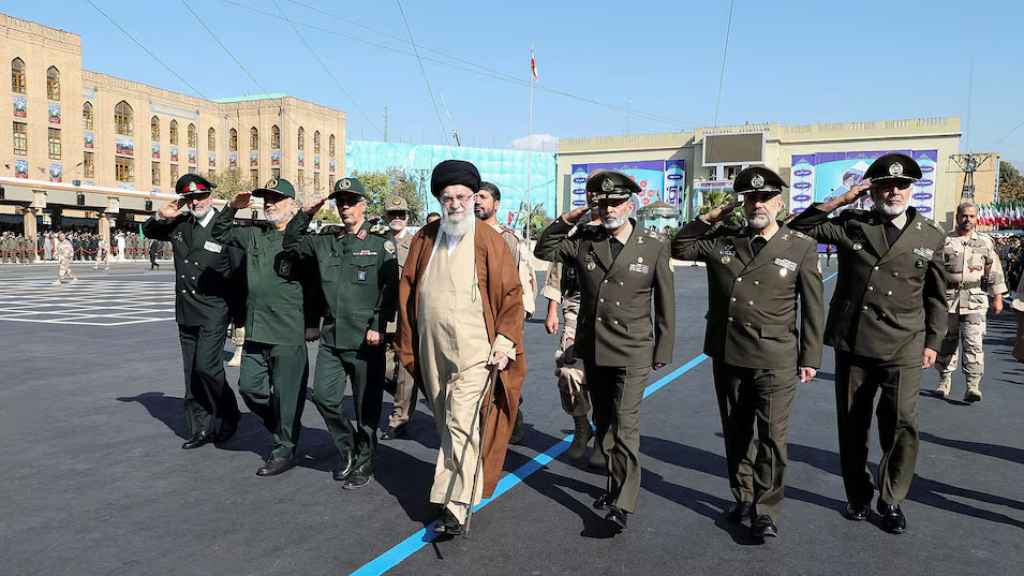 El ayatolá Jamenei pasa revista a las tropas durante la ceremonia de graduación de las fuerzas armadas iraníes el pasado 10 de octubre en Teherán.