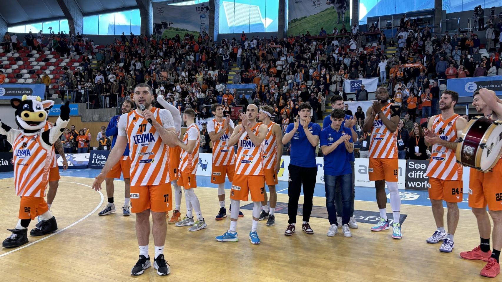 El equipo celebró el triunfo sobre la pista