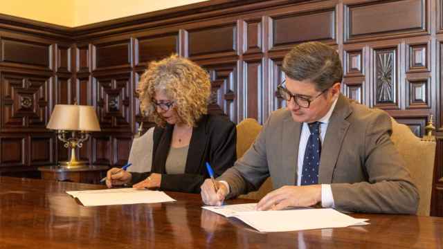 El delegado de Economía, Comercio y Consumo, Álvaro Pimentel, firma un convenio con la presidenta de la FAS, Antonio Rubio Vázquez.