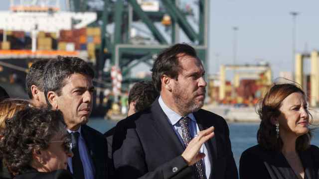 Carlos Mazón, Óscar Puente y María José Catalá, en el Puerto de Valencia. Efe / Biel Aliño