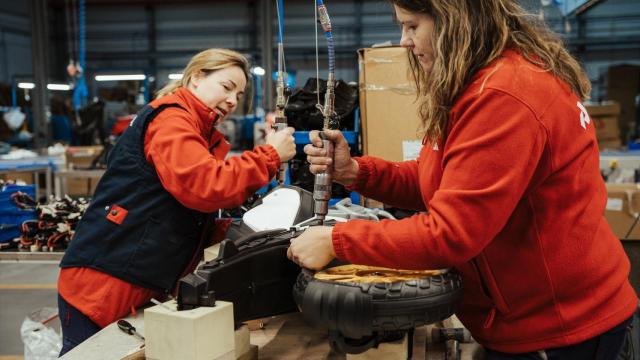 Dos trabajadoras en una fábrica de juguetes, en Alicante, en una imagen de archivo.