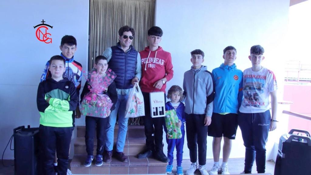 Los socios infantiles de La Empalizada entregaron los obsequios al ganadero y empresario de Alaejos Raúl Nieto