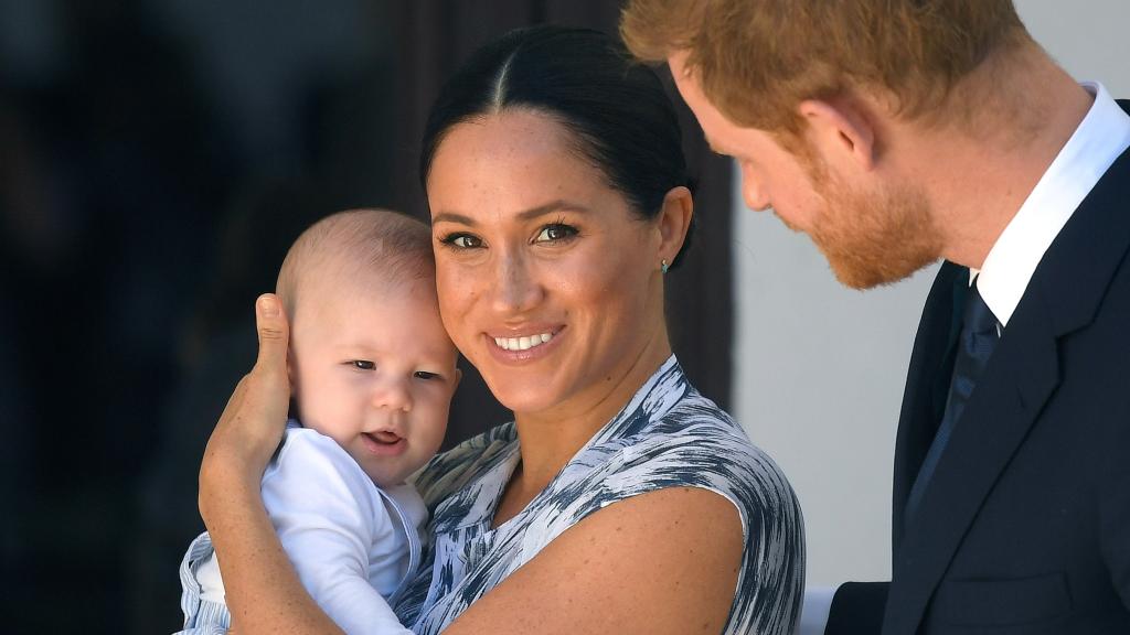 Los duques de Sussex junto a Archie en una fotografía tomada en 2019.