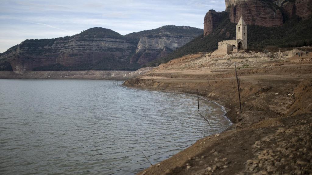 Vista del pantano de Sau, a 22 de enero de 2024, en Barcelona.