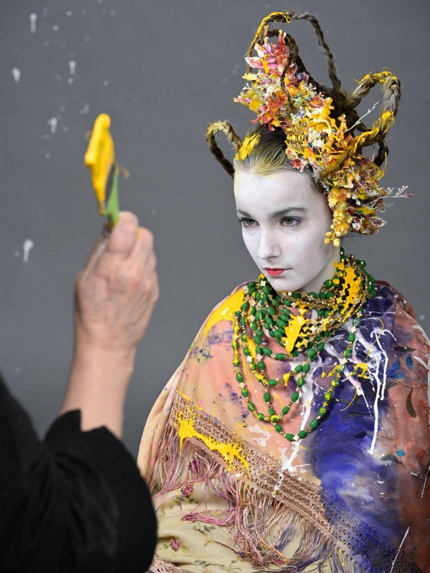 Lita con una de las modelos para su serie 'La niña en la mirada'. Foto: Eddy Wenting