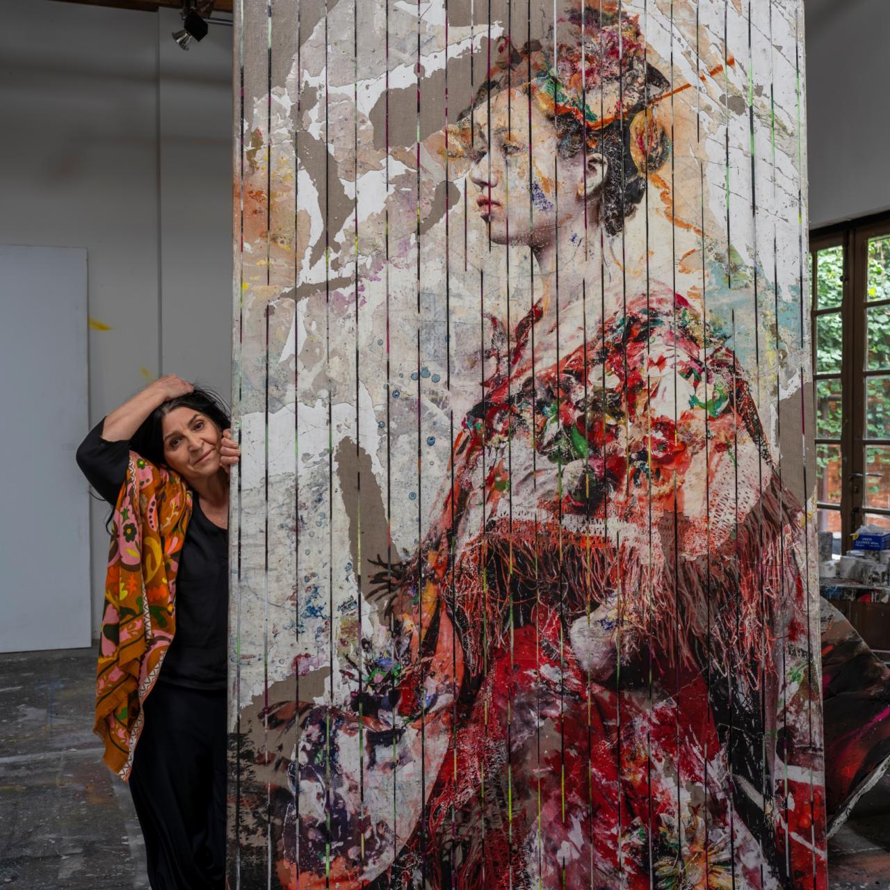 Lita Cabellut junto al cuadro 'Amapola'. Foto: Eddy Wenting