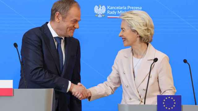 La presidenta Ursula von der Leyen saluda al primer ministro polaco, Donald Tusk, durante su reciente visita a Varsovia