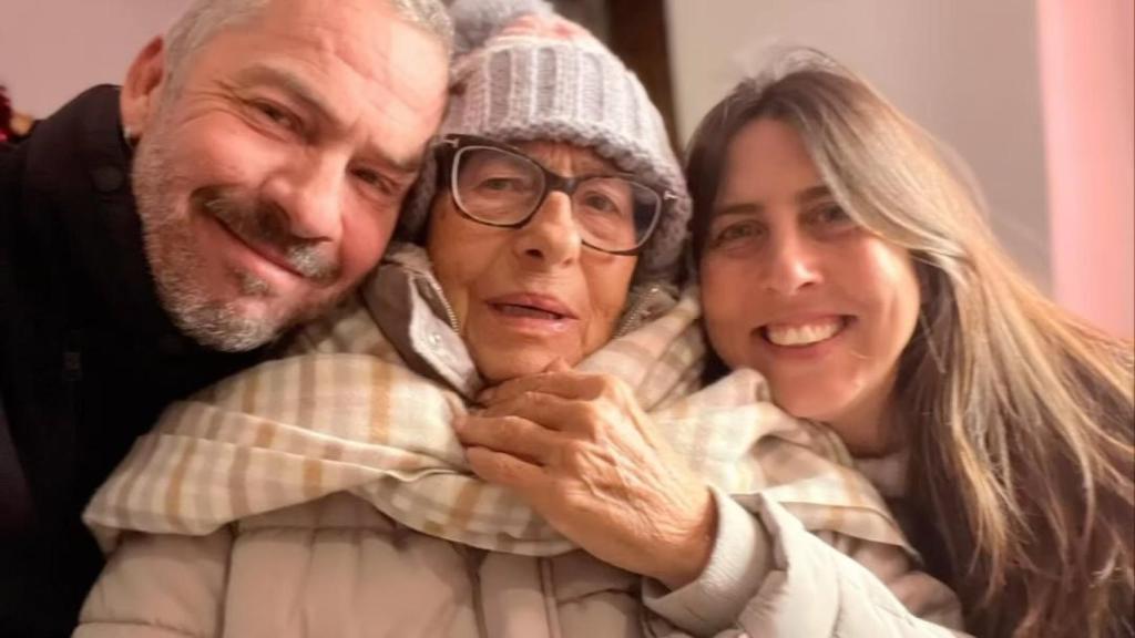 Nacho Palau junto a su madre, Lola Medina, en una fotografía 'colgada' en sus redes sociales, hace unas horas.