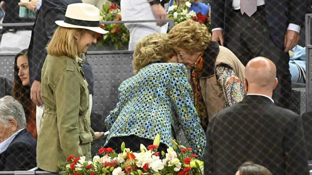 Piru Urquijo y la reina Sofía, saludándose este pasado domingo, día 5, en la Caja Mágica de Madrid.