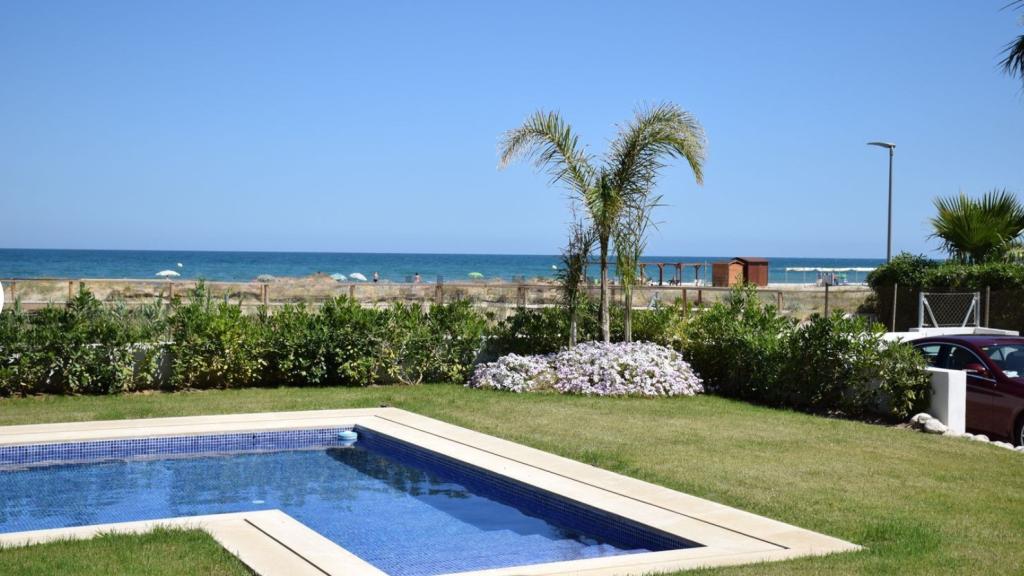 Vistas desde la impresionante villa a primera línea de playa. Idealista