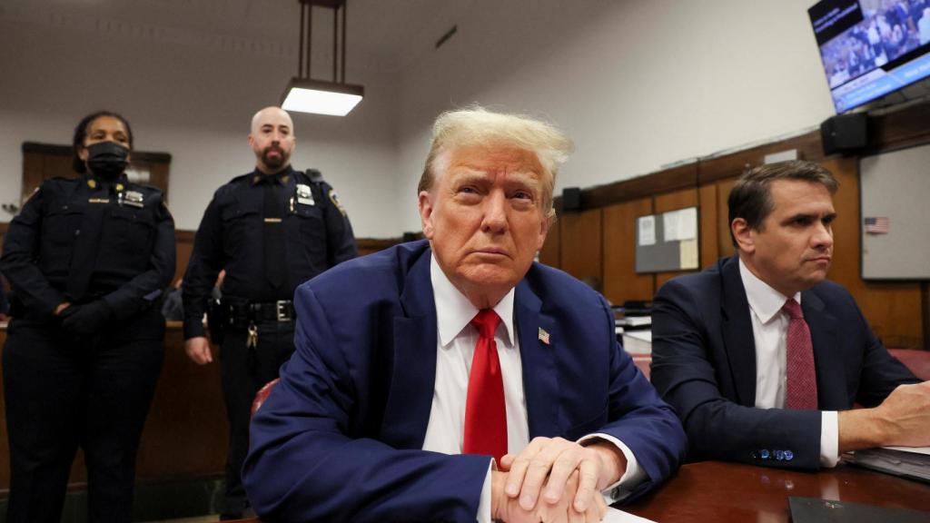 Donald Trump, en la sala del tribunal durante el juicio por el caso Stormy Daniels, este lunes en Manhattan.