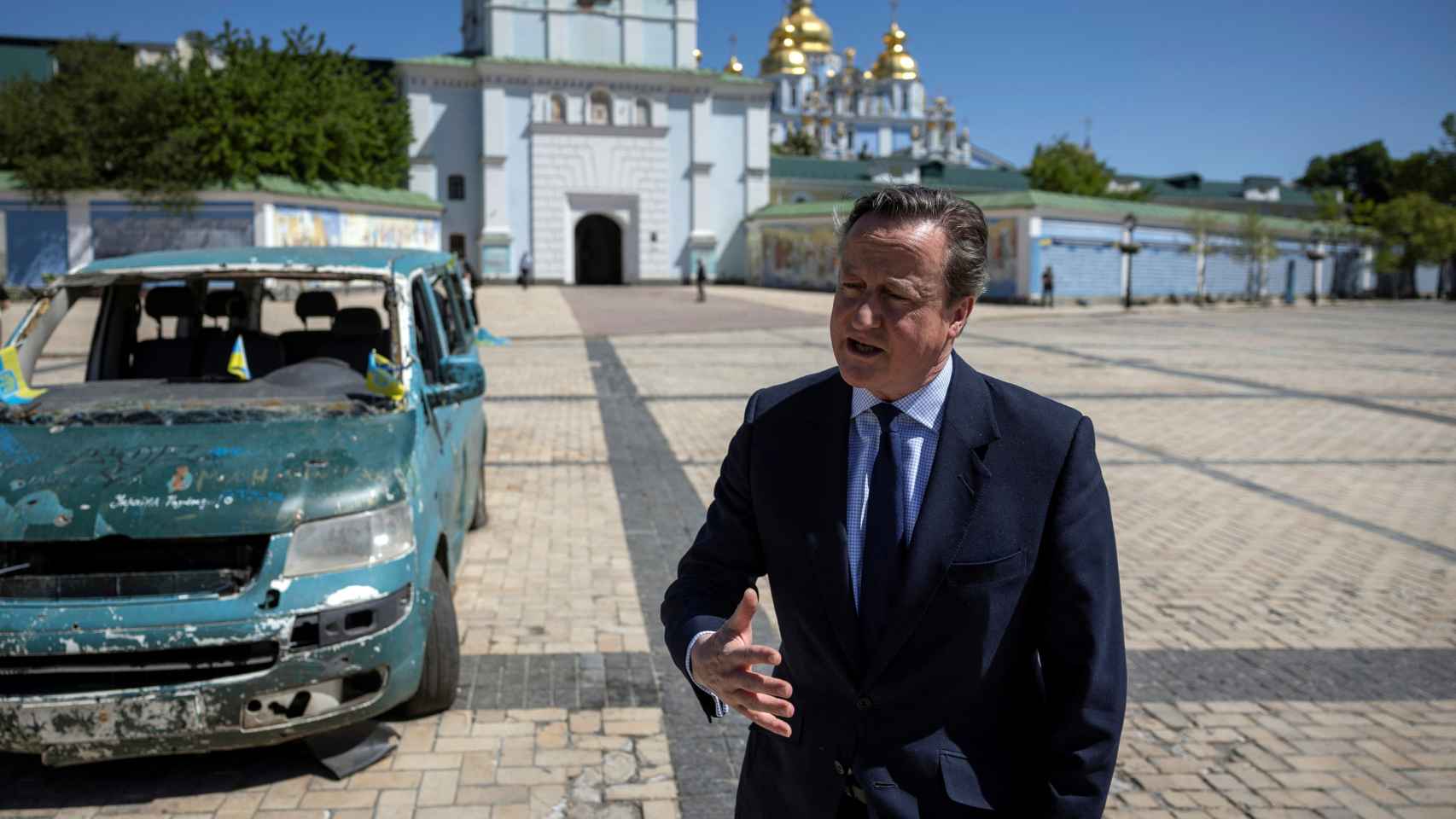 El ministro británico de Asuntos Exteriores, David Cameron, habla con un periodista, el pasado jueves en Kiev.