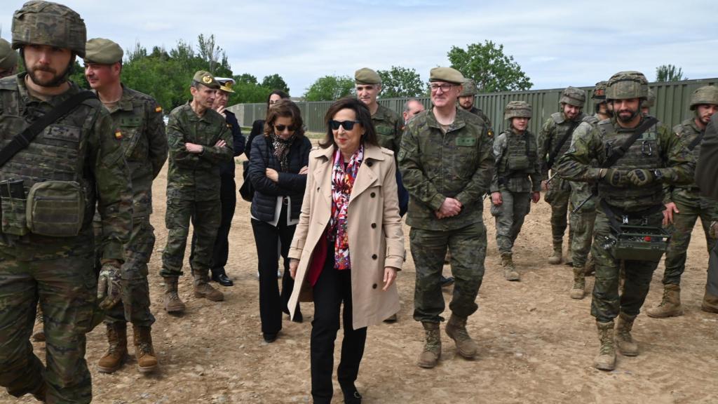 La ministra de Defensa, Margarita Robles, durante su visita al Regimiento de Pontoneros y Especialidades de Ingenieros número 12, en el Acuartelamiento ‘Sangenis’, en Monzalbarba (Zaragoza).