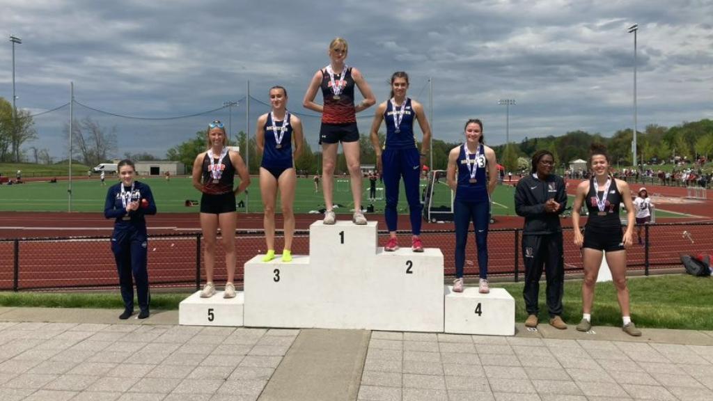 Sadie Schreiner, en la primera posición del podio junto al resto de competidoras.