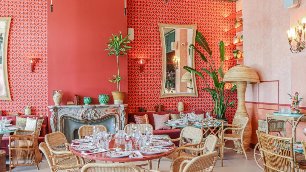 El salón destaca gracias a una imponente chimenea de mármol rojo proveniente del Mercado de Las Pulgas de París.