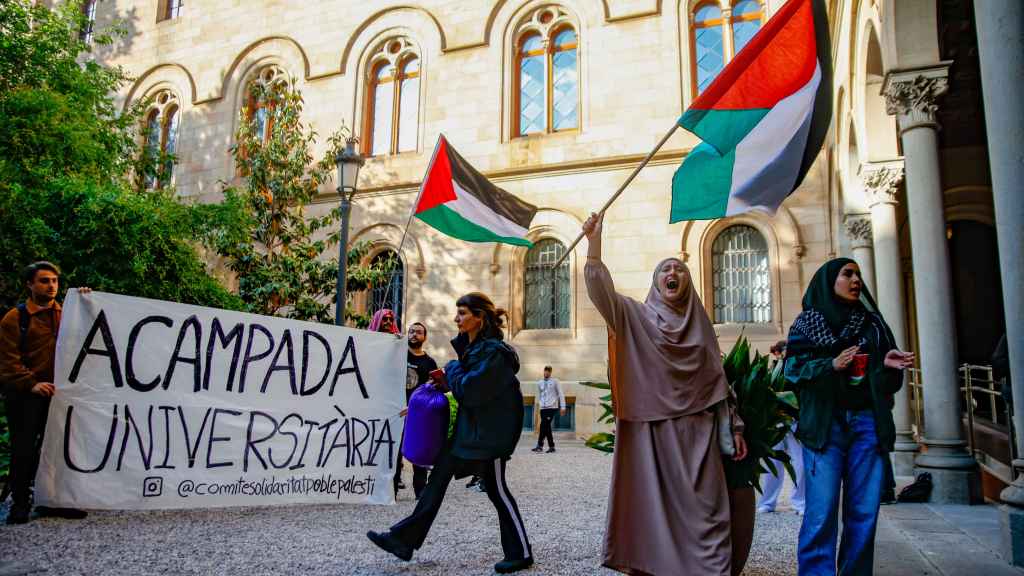 Un grupo de estudiantes ondea banderas palestinas, este lunes en la Universidad de Barcelona.