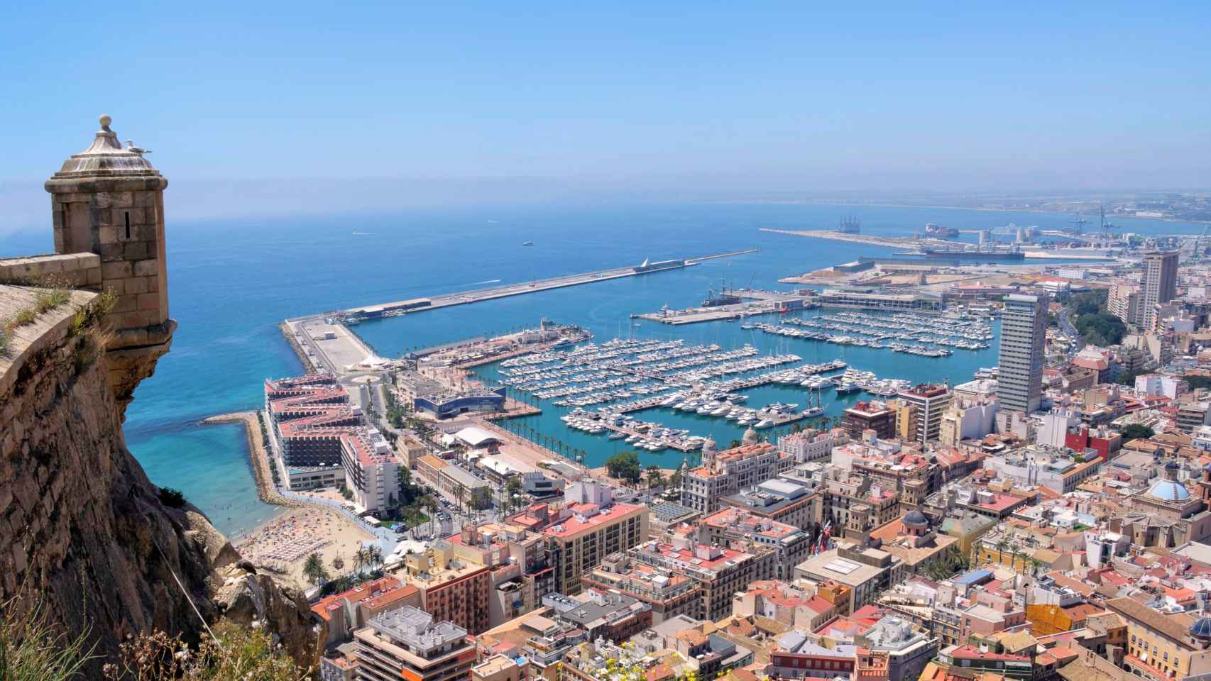 Vistas al puerto de Alicante desde el castillo.