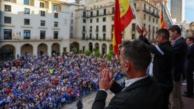 La plantilla del Hércules se asoma al balcón del Ayuntamiento.