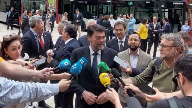 El alcalde de Alicante, Luis Barcala, durante la presentación de cuatro nuevos autobuses este lunes.