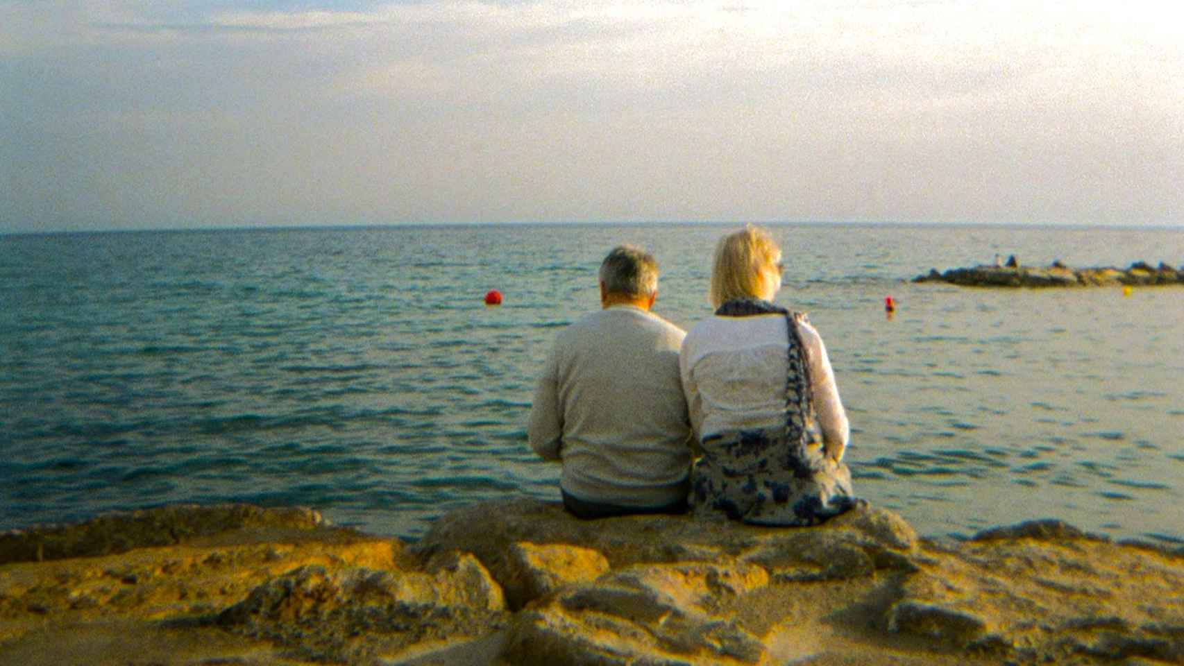 Una pareja en la costa de Alicante.