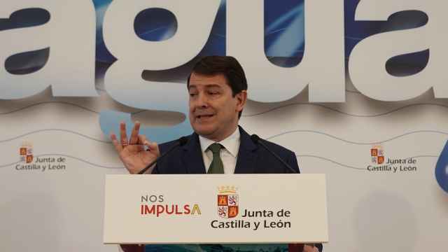 El presidente de la Junta de Castilla y León, Alfonso Fernández Mañueco, firma con las diputaciones provinciales el protocolo para la renovación de las redes de abastecimiento y mejora de la eficiencia en la gestión del agua potable.