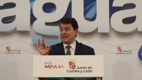 El presidente de la Junta de Castilla y León, Alfonso Fernández Mañueco, firma con las diputaciones provinciales el protocolo para la renovación de las redes de abastecimiento y mejora de la eficiencia en la gestión del agua potable.