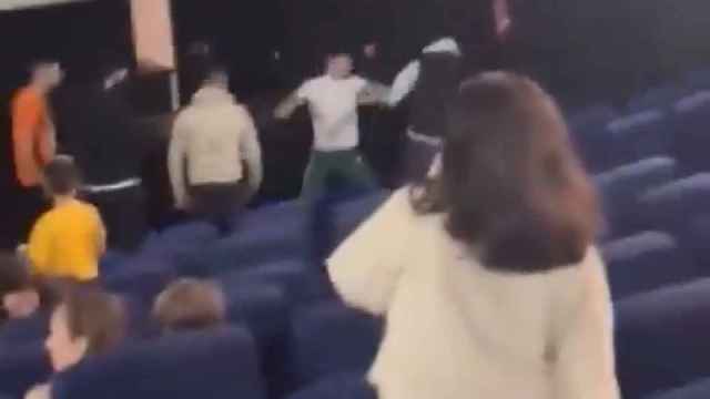 Brutal pelea entre el boxeador Antonio Barrul y un hombre en un cine de León