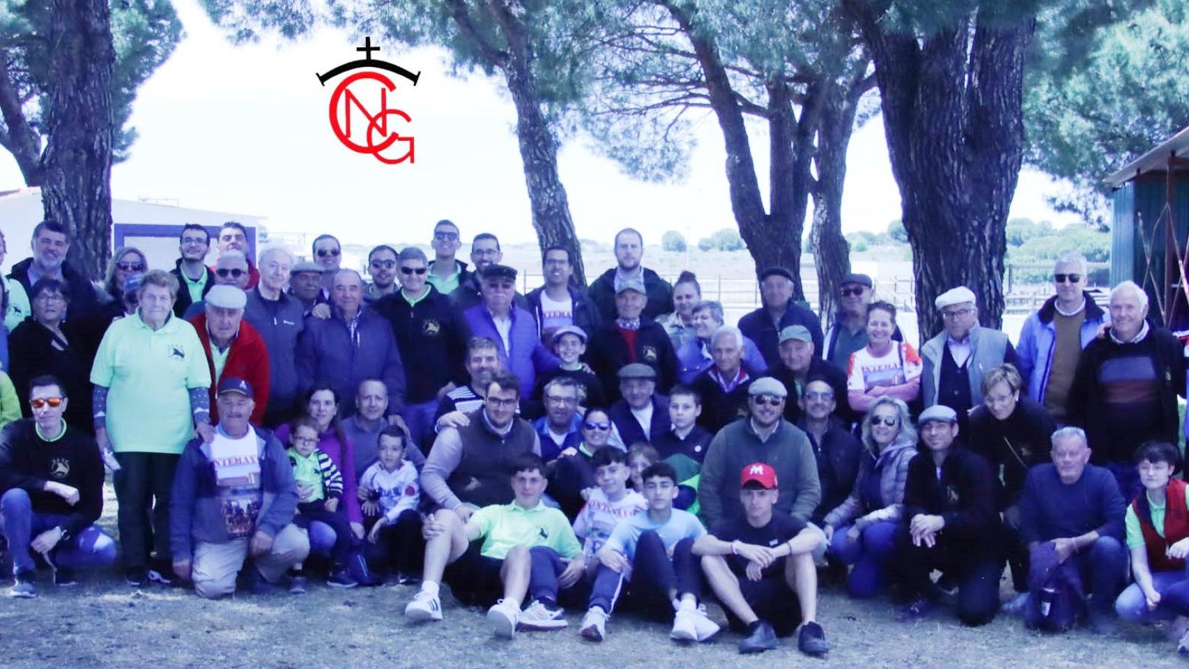 Foto de familia de los componentes de La Empalizada que asistieron a la excursión ganadera